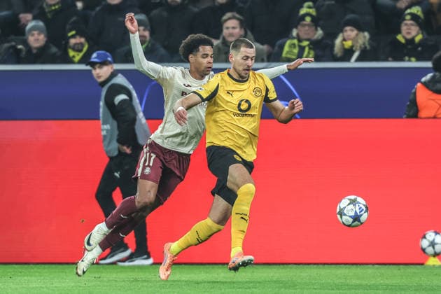 Fussball, UEFA Champions League Saison 2025 2026 Ligaphase - 5.Spieltag Borussia Dortmund - FC Villarreal 25.11.2025, SIGNAL IDUNA PARK Tajon Buchanan (FC Villarreal, 17) Waldemar Anton (Borussia Dortmund, 3) Zweikampf Dortmund SIGNAL IDUNA PARK Nordrhein-Westfalen Deutschland