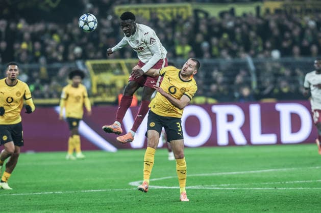 Fussball, UEFA Champions League Saison 2025 2026 Ligaphase - 5.Spieltag Borussia Dortmund - FC Villarreal 25.11.2025, SIGNAL IDUNA PARK Tani Oluwaseyi (FC Villarreal, 21) Waldemar Anton (Borussia Dortmund, 3) Zweikampf Dortmund SIGNAL IDUNA PARK Nordrhein-Westfalen Deutschland