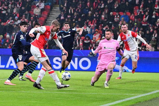 David Zima of Slavia (2nd left) and goalie of Bilbao Unai Simon (in a pink jersey) in action during the Football Champions League, 5th round match: Slavia Prague vs Athletic Bilbao in Prague, Czech Republic, November 25, 2025. (CTKxPhoto RomanxVondrous) CTKPhotoP2025112507898  CTKPhotoP2025112507898