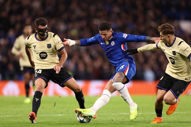 Chelsea v Barcelona 25 November 2025, London - UEFA Champions League - League Stage - Chelsea v Barcelona - the masked Eric Garcia of Barcelona, Enzo Fernandez of Chelsea and Fermin Lopez of Barcelona - Photo: Jacques Feeney Offside. London UK Copyright: xJacquesxFeeneyx xOffsidexOffside
