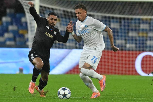 Leandro Andrade of Qarabag competes for the ball with Noa Lang of SSC Napoli during the Uefa Champions League match between SSC Napoli vs Qarabag at Diego Armndo Maradona Stadium  Copyright: xAgostinoxGemito IPAxSportx xipa-agency.netx xx IPA_68378132 IPA_Agency_IPA68378132