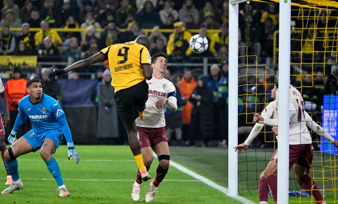 Signal Iduna Park Dortmund, 25.11.2025 Fussball: Champions League Saison 2025 26 5.Spieltag, Borussia Dortmund (BVB, gelb) vs FC Villareal (VIL) __ Serhou Guirassy (BVB) erzielt das Tor zum 1:0 , daneben Juan Foyth (VIL) ___UEFA REGULATIONS PROHIBIT ANY USE OF PHOTOGRAPHS AS IMAGE SEQUENCES AND OR QUASI-VIDEO