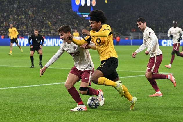 Juan Foyth (FC Villarreal) und Karim Adeyemi (Borussia Dortmund) im Zweikampf waehrend des Spiels der UEFA Champions League 2025 26, 5. Spieltag Ligaphase zwischen Borussia Dortmund und FC Villarreal, BVB Stadion am 25. November 2025 in Dortmund, Deutschland. (Foto von Ralf Treese DeFodi Images) +++ Juan Foyth (FC Villarreal) und Karim Adeyemi (Borussia Dortmund) battle for the ball during the UEFA Champions League 2025 26 League Phase MD5 match between Borussia Dortmund and Villarreal CF at BVB Stadion Dortmund on November 25, 2025 in Dortmund, Germany. (Photo by Ralf Treese DeFodi Images)