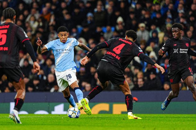 Savinho (Manchester City, 26), Jarell Quansah (Bayer 04 Leverkusen, 04) ENG, Manchester City vs. Bayer 04 Leverkusen, Fussball, UEFA Champions League, Spieltag 5, Spielzeit 2025 2026, 25.11.2025 ENG, Manchester City vs. Bayer 04 Leverkusen, Fussball, UEFA Champions League, Spieltag 5, Spielzeit 2025 2026, 25.11.2025 Manchester Copyright: xEibner-Pressefoto MarcelxvonxFehrnx EP_MFN