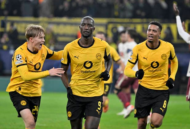 Signal Iduna Park Dortmund, 25.11.2025 Fussball: Champions League Saison 2025 26 5.Spieltag, Borussia Dortmund (BVB, gelb) vs FC Villareal (VIL) __ Serhou Guirassy (BVB) jubelt mit Daniel Svensson (BVB, li.) un Felix Nmecha (BVB) ___UEFA REGULATIONS PROHIBIT ANY USE OF PHOTOGRAPHS AS IMAGE SEQUENCES AND OR QUASI-VIDEO