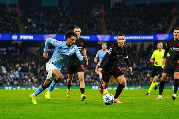 Oscar Bobb (Manchester City, 52), Alejandro Grimaldo (Bayer 04 Leverkusen, 20) ENG, Manchester City vs. Bayer 04 Leverkusen, Fussball, UEFA Champions League, Spieltag 5, Spielzeit 2025 2026, 25.11.2025 ENG, Manchester City vs. Bayer 04 Leverkusen, Fussball, UEFA Champions League, Spieltag 5, Spielzeit 2025 2026, 25.11.2025 Manchester Copyright: xEibner-Pressefoto MarcelxvonxFehrnx EP_MFN