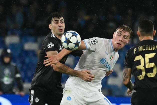 Bahlul Mustafazade of Qarabag competes for the ball with Rasmus Hojlund of SSC Napoli during the Uefa Champions League match between SSC Napoli vs Qarabag at Diego Armndo Maradona Stadium  Copyright: xAgostinoxGemito IPAxSportx xipa-agency.netx xx IPA_68378304 IPA_Agency_IPA68378304