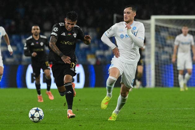Camilo Duran of Qarabag competes for the ball with Sam Beukema of SSC Napoli during the Uefa Champions League match between SSC Napoli vs Qarabag at Diego Armndo Maradona Stadium  Copyright: xAgostinoxGemito IPAxSportx xipa-agency.netx xx IPA_68378347 IPA_Agency_IPA68378347