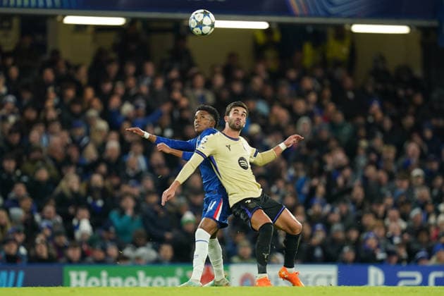 Chelsea v Barcelona, UEFA Champions League Estevao of Chelsea and Ferran Torres of Barcelona battling for the ball during the Chelsea v FC Barcelona, Barca UEFA Champions League match at Stamford Bridge, London, England on 25 November 2025 Credit: Dylan Hepworth Every Second Media Editorial use only. All images are copyright Every Second Media Limited. No images may be reproduced without prior permission. Copyright: xIMAGO EveryxSecondxMediax ESM-1677-0042 DylanxHepworthx xEveryxSecondxMediax