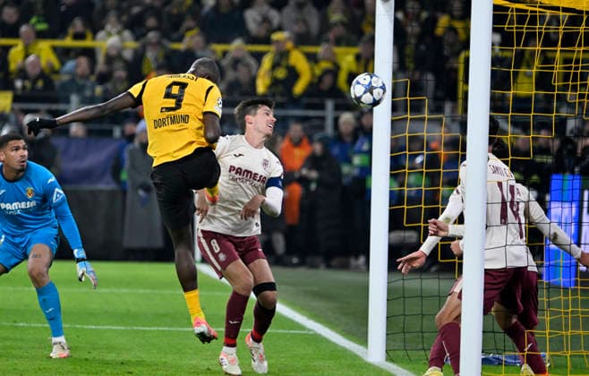 Signal Iduna Park Dortmund, 25.11.2025 Fussball: Champions League Saison 2025 26 5.Spieltag, Borussia Dortmund (BVB, gelb) vs FC Villareal (VIL) __ Serhou Guirassy (BVB) erzielt das Tor zum 1:0 , daneben Juan Foyth (VIL) ___UEFA REGULATIONS PROHIBIT ANY USE OF PHOTOGRAPHS AS IMAGE SEQUENCES AND OR QUASI-VIDEO