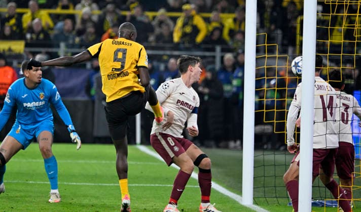 Signal Iduna Park Dortmund, 25.11.2025 Fussball: Champions League Saison 2025 26 5.Spieltag, Borussia Dortmund (BVB, gelb) vs FC Villareal (VIL) __ Serhou Guirassy (BVB) erzielt das Tor zum 1:0 , daneben Juan Foyth (VIL) ___UEFA REGULATIONS PROHIBIT ANY USE OF PHOTOGRAPHS AS IMAGE SEQUENCES AND OR QUASI-VIDEO