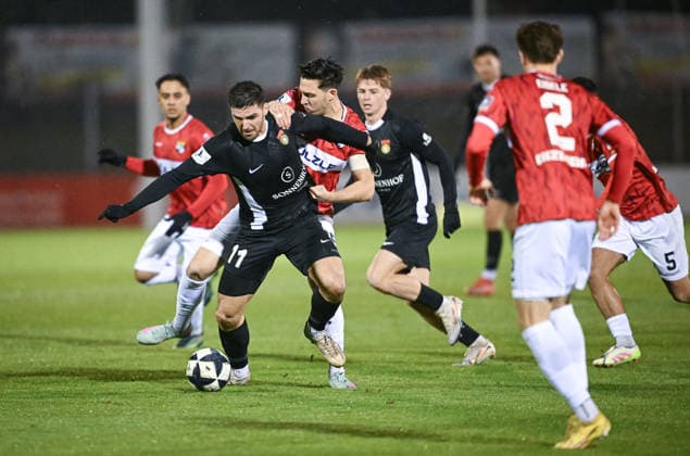 Fussball Regionalliga 2025 2026 25.11.2025 TSG Balingen - SG Sonnenhof Grossaspach Michael Kleinschrodt (li, SG Sonnenhof Grossaspach) gegen Matthias Schmitz (2.v.li, TSG Balingen)