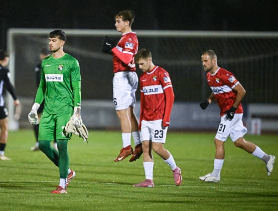 Fussball Regionalliga 2025 2026 25.11.2025 TSG Balingen - SG Sonnenhof Grossaspach Enttaeuschung Balingen; Torwart Elvin Kovac, Tim Hannak, Ole Deininger und Ivo Colic (v.li.)