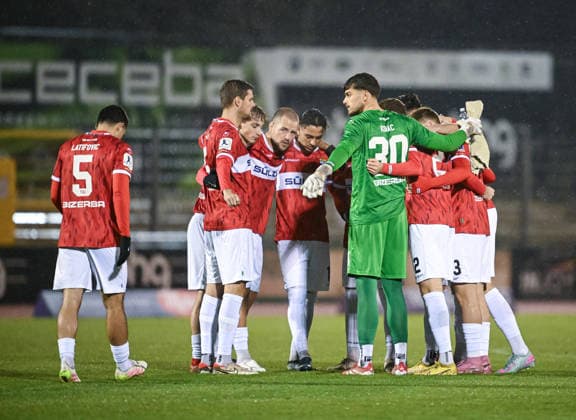 Fussball Regionalliga 2025 2026 25.11.2025 TSG Balingen - SG Sonnenhof Grossaspach Teamkreis TSG Balingen; Denis Latifovic, Marvin Jaeger, Ivo Colic, Amnay Moutassime, Torwart Elvin Kovac (v.li.)