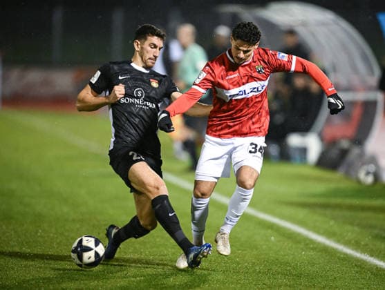 Fussball Regionalliga 2025 2026 25.11.2025 TSG Balingen - SG Sonnenhof Grossaspach Arbnor Nuraj (li, SG Sonnenhof Grossaspach) gegen Halim Eroglu (re, TSG Balingen)