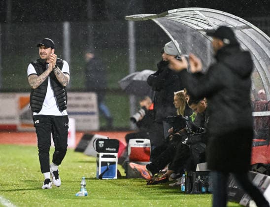 Fussball Regionalliga 2025 2026 25.11.2025 TSG Balingen - SG Sonnenhof Grossaspach Trainer Pascal Reinhardt (li, SG Sonnenhof Grossaspach) bei Kalten Temperaturen und Schnee Regen in T-Shirt und Weste am Spielfeldrand beim Coachen