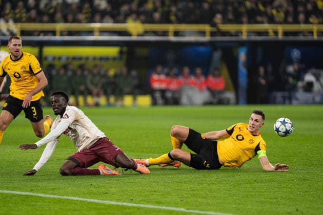 GER, UEFA Champions League, 5. Spieltag - Borussia Dortmund vs FC Villarreal 25.11.2025, Signal Iduna Park, Dortmund, GER, UEFA Champions League, 5. Spieltag - Borussia Dortmund vs FC Villarreal im Bild: Zweikampf zwischen Nico Schlotterbeck (Borussia Dortmund, 4) und Tani Oluwaseyi (Villarreal, 21), ganze Person,