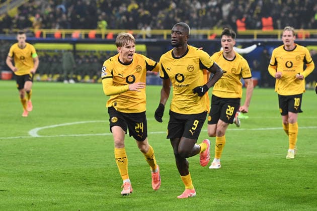 Serhou GUIRASSY (DO) jubelt nach seinem Tor zm 1-0 mit Daniel SVENSSON (DO), Jubel, jubeln, Freude, cheers, Fussball UEFA Champions League Gruppenphase 5. Spieltag, matchday5, Borussia Dortmund (DO) - FC Villarreal am 25.11.2025 in Dortmund Deutschland. UEFA regulations prohibit any use of photographs as image sequences and or quasi-video Â