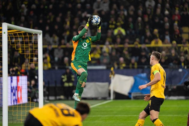 GER, UEFA Champions League, 5. Spieltag - Borussia Dortmund vs FC Villarreal 25.11.2025, Signal Iduna Park, Dortmund, GER, UEFA Champions League, 5. Spieltag - Borussia Dortmund vs FC Villarreal im Bild: Gregor Kobel (Borussia Dortmund, 1) faengt den Ball. Ball in der Hand