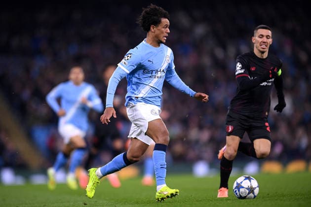 Manchester City v Bayer Leverkusen - UEFA Champions League MANCHESTER, UNITED KINGDOM - NOVEMBER 25: Oscar Bobb (L) of Manchester City is challenged by Alex Grimaldo (R) of Bayer Leverkusen during the UEFA Champions League match between Manchester City and Bayer Leverkusen at Etihad Stadium on November 25, 2025 in Manchester, United Kingdom. Ben Roberts Anadolu Manchester United, ManU Kingdom. Editorial use only. Please get in touch for any other usage.  Copyright: x2025xAnadoluxBenxRobertsx