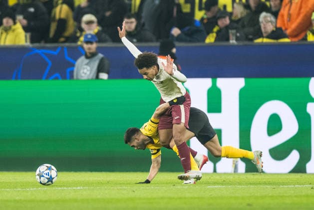 DORTMUND, GERMANY - NOVEMBER 25: Yan Couto (Borussia Dortmund, 2) and Tajon Buchanan (Villarreal CF, 17) battle for the ball during the UEFA Champions League match between Borussia Dortmund vs. FC Villarreal at Signal Iduna Park on matchday 5 of the UEFA Champions League on November 25, 2025 in Dortmund, Germany. North Rhine Westphalia Germany Copyright: xBEAUTIFULxSPORTS Wunderlx