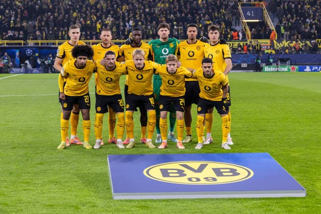 25.11.2025, Fussball, Saison 2025 2026, UEFA Champions League, Spieltag 5, Borussia Dortmund, - FC Villareal, Mannschaftsbild obere Reihe v. l. Nico Schlotterbeck (Borussia Dortmund), Waldemar Anton (Borussia Dortmund), Serhou Guirassy (Borussia Dortmund), Torwart Gregor Kobel (Borussia Dortmund), Felix Nmecha (Borussia Dortmund), Aaron Anselmino (Borussia Dortmund), untere Reihe v. l. Karim Adeyemi (Borussia Dortmund), Marcel Sabitzer (Borussia Dortmund), Julian Brandt (Borussia Dortmund), Daniel Svensson (Borussia Dortmund), Yan Couto (Borussia Dortmund), Dortmund Signal Iduna Park NRW Deutschland xRHR-FOTO DEx Copyright: DennisxEwert RHR-FOTOx RHR-FOTO DE