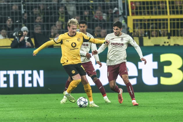 Fussball, UEFA Champions League Saison 2025 2026 Ligaphase - 5.Spieltag Borussia Dortmund - FC Villarreal 25.11.2025, SIGNAL IDUNA PARK Julian Brandt (Borussia Dortmund, 10) Sanri Comesana (FC Villarreal, 14) Zweikampf Dortmund SIGNAL IDUNA PARK Nordrhein-Westfalen Deutschland