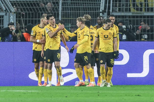 Fussball, UEFA Champions League Saison 2025 2026 Ligaphase - 5.Spieltag Borussia Dortmund - FC Villarreal 25.11.2025, SIGNAL IDUNA PARK Torjubel ++d nach dem Tor zum 1-0 durch Serhou Guirassy (Borussia Dortmund, 9), die Spieler freuen sich Dortmund SIGNAL IDUNA PARK Nordrhein-Westfalen Deutschland