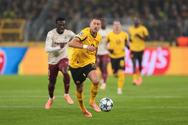 25.11.2025, Fussball, Saison 2025 2026, UEFA Champions League, Spieltag 5, Borussia Dortmund, - FC Villareal, v. l. Tani Oluwaseyi (FC Villareal), Waldemar Anton (Borussia Dortmund), Dortmund Signal Iduna Park NRW Deutschland xRHR-FOTO DEx Copyright: DennisxEwert RHR-FOTOx RHR-FOTO DE