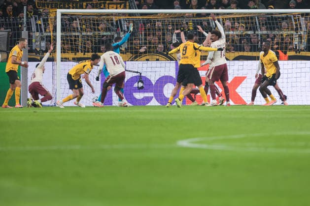 25.11.2025, Fussball, Saison 2025 2026, UEFA Champions League, Spieltag 5, Borussia Dortmund, - FC Villareal, Serhou Guirassy (Borussia Dortmund) trifft zum 1:0, die Spieler von Villareal protestieren, Dortmund Signal Iduna Park NRW Deutschland xRHR-FOTO DEx Copyright: DennisxEwert RHR-FOTOx RHR-FOTO DE