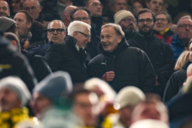 25.11.2025, Fussball, Saison 2025 2026, UEFA Champions League, Spieltag 5, Borussia Dortmund, - FC Villareal, Präsident Hans-Joachim Watzke (Borussia Dortmund) wird beglückwünscht, Dortmund Signal Iduna Park NRW Deutschland xRHR-FOTO DEx Copyright: DennisxEwert RHR-FOTOx RHR-FOTO DE