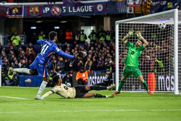 UEFA Champions League Matchday 5 of 8 Chelsea v Barcelona EstÃªvao of Chelsea scores to make it 2-0 during the UEFA Champions League Matchday 5 of 8 Chelsea v Barcelona at Stamford Bridge, London, United Kingdom, 25th November 2025 (Photo by Alfie Cosgrove News Images) London Stamford Bridge Greater London United Kingdom Copyright: xAlfiexCosgrove NewsxImagesx
