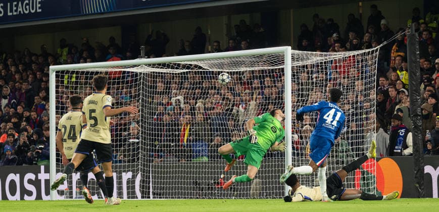 Chelsea v FC Barcelona, Barca UEFA Champions League EstÃªvao of Chelsea scores his first goal and the team™s second against FC Barcelona during the UEFA Champions League match at Stamford Bridge, London UK Newspapers OUT Copyright: xGraemexWilcocksonx FIL-22549-0058