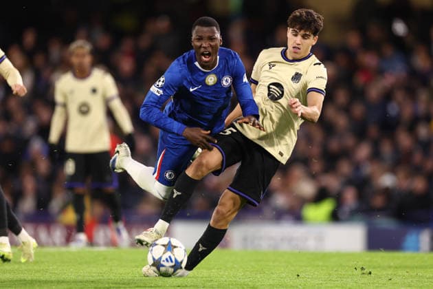 Chelsea v Barcelona 25 November 2025, London - UEFA Champions League - League Stage - Chelsea v Barcelona - Moises Caicedo of Chelsea is tackled by Pau Cubarsi of Barcelona - Photo: Jacques Feeney Offside. London UK Copyright: xJacquesxFeeneyx xOffsidexOffside