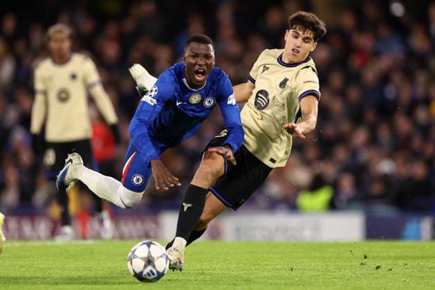 Chelsea v Barcelona 25 November 2025, London - UEFA Champions League - League Stage - Chelsea v Barcelona - Moises Caicedo of Chelsea is tackled by Pau Cubarsi of Barcelona - Photo: Jacques Feeney Offside. London UK Copyright: xJacquesxFeeneyx xOffsidexOffside