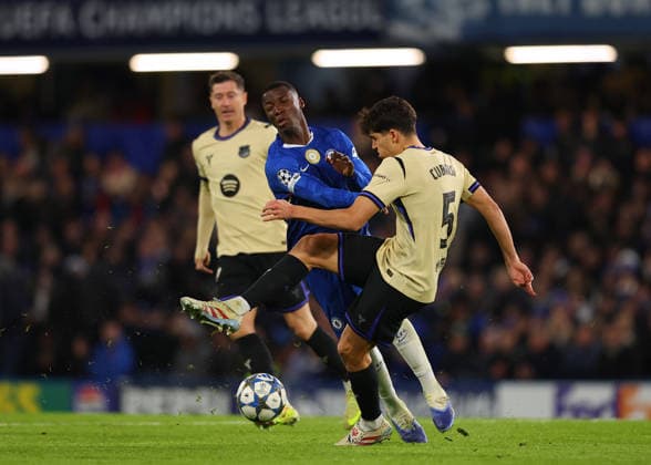 25th November 2025; Stamford Bridge, Chelsea, London, England: UEFA Champions League Football, Chelsea versus Barcelona; Moises Caicedo of Chelsea challenged by Pau Cubarsi of Barcelona  JohnxPatrickxFletcher