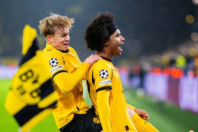 25.11.2025 - Fußball, 2025 2026, Champions League, 5. Spieltag, Borussia Dortmund - FC Villareal: (R) Karim Adeyemi (Dortmund) jubelt nach seinem Tor zum 3:0 mit (L) Daniel Svensson (Dortmund)