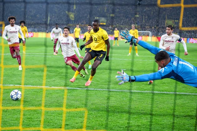 25.11.2025, Fußball, UEFA Champions League, Borussia Dortmund - FC Villarreal, BVB Stadion, 5. Spieltag, Saison 2025 2026: Torschuss Tor zum 2:0 durch Torschütze Serhou Guirassy (BVB 09) Regulations prohibit any use of photographs as image sequences and or quasi-video. Nordrhein-Westfalen Deutschland