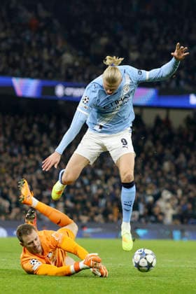 Manchester City v Bayer 04 Leverkusen - UEFA Champions League 2025 26 League Phase MD5 Mark Flekken, goalkeeper of Bayer 04 Leverkusen saves shot from Erling Haaland of Manchester City during the UEFA Champions League 2025 26 League Phase MD5 match between Manchester City and Bayer 04 Leverkusen at City of Manchester Stadium on November 25, 2025 in Manchester, England. Manchester City of Manchester Stadium England United Kingdom Copyright: xNealxSimpson Sportsphoto APLx 14142665
