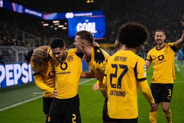 GER, UEFA Champions League, 5. Spieltag - Borussia Dortmund vs FC Villarreal 25.11.2025, Signal Iduna Park, Dortmund, GER, UEFA Champions League, 5. Spieltag - Borussia Dortmund vs FC Villarreal im Bild: Torjubel zum 3:0 durch Karim Adeyemi (Borussia Dortmund, 27) , Torjubel, Jubel, jubeln Felix Nmecha (Borussia Dortmund, 8) Daniel Svensson (Borussia Dortmund, 24) Nico Schlotterbeck (Borussia Dortmund, 4) Yan Couto (Borussia Dortmund, 2)
