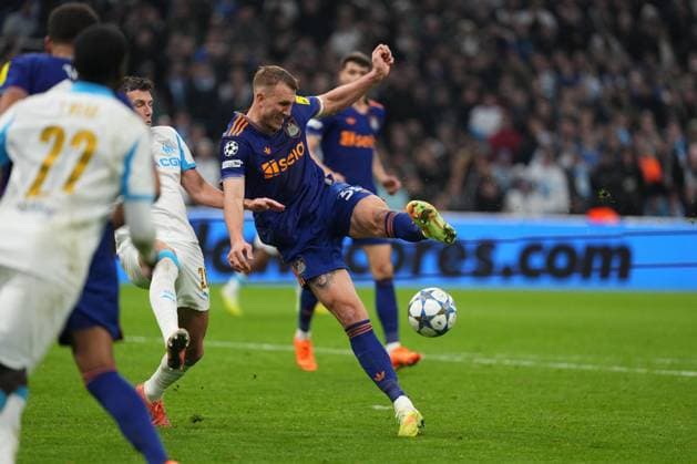 Dan Burn of Newcastle fires in a shot Marseille v Newcastle United, UEFA Champions League, Group Stage, Football, Orange Velodrome, Marseille, France- 25 Nov 2025Marseille Orange Vélodrome France EDITORIAL USE ONLY No use with unauthorised audio, video, data, fixture lists, club league logos or live services. Online in-match use limited to 120 images, no video emulation. No use in betting, games or single club league player publications. Copyright: xDavexWinter Shutterstockx 15918266cz