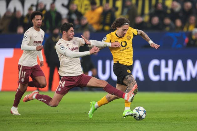25.11.2025, Fussball, Saison 2025 2026, UEFA Champions League, Spieltag 5, Borussia Dortmund, - FC Villareal, v. l. Santi Comesana (FC Villareal), Fabio Silva (Borussia Dortmund), Dortmund Signal Iduna Park NRW Deutschland xRHR-FOTO DEx Copyright: DennisxEwert RHR-FOTOx RHR-FOTO DE