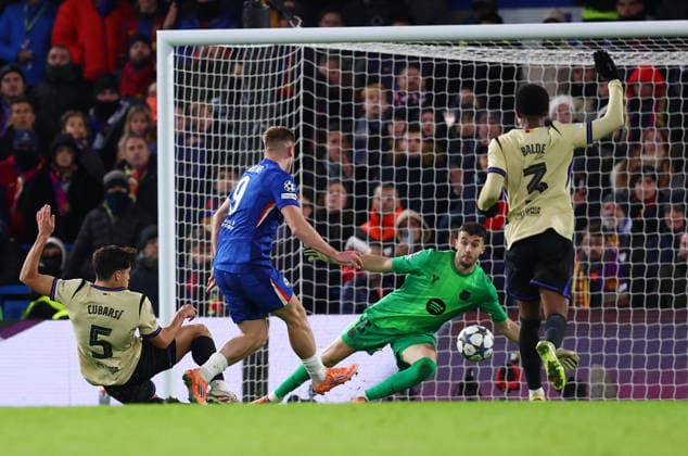 London, England, 25th November 2025. Liam Delap of Chelsea scoring his sides third goal during the Chelsea vs FC Barcelona, Barca UEFA Champions League match at Stamford Bridge, London. Picture credit should read: Paul Terry Sportimage EDITORIAL USE ONLY. No use with unauthorised audio, video, data, fixture lists, club league logos or live services. Online in-match use limited to 120 images, no video emulation. No use in betting, games or single club league player publications. SPI_071_PT_Chelsea_Barcelona SPI-4310-0073