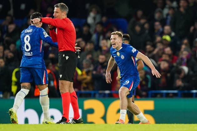 Chelsea v Barcelona, UEFA Champions League Liam Delap of Chelsea celebrating his goal to make it 3-0 after a VAR check during the Chelsea v FC Barcelona, Barca UEFA Champions League match at Stamford Bridge, London, England on 25 November 2025 Credit: Dylan Hepworth Every Second Media Editorial use only. All images are copyright Every Second Media Limited. No images may be reproduced without prior permission. Copyright: xIMAGO EveryxSecondxMediax ESM-1677-0066 DylanxHepworthx xEveryxSecondxMediax
