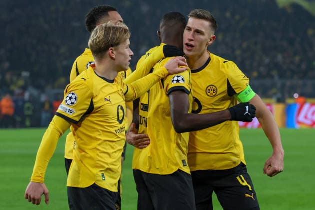 Dortmund, Deutschland 25. November 2025: Champions League - 2025 2026 - Borussia Dortmund vs. FC Villarreal Im Bild: v.li. der Dritte Torschütze Serhou Guirassy (BVB) verwandelt den Foulelfmeter und macht das Tor zum 2:0 für Dortmund und jubelt mit Felix Nemcha (BVB), Daniel Svensson (BVB)und Nico Schlotterbeck (BVB) Signal Iduna Park Nordrhein Westfalen Copyright: xFotostandx xFantinix