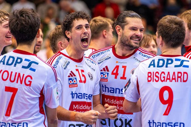 Mads Kjeldgaard Andersen (Fredericia Handboldklub, Nr. 15) Evgeni Pevnov (Fredericia Handboldklub, Nr. 41) (L-R), TSV Hannover-Burgdorf (orange) against Fredericia Handboldklub (white) (5. Matchday of Group Matches EHF European League 2025 2026) (25.11.2025, Swiss Life Hall (Hannover, GER), Copyright: xJanxGuentherx xTSVxHannover-Burgdorfx