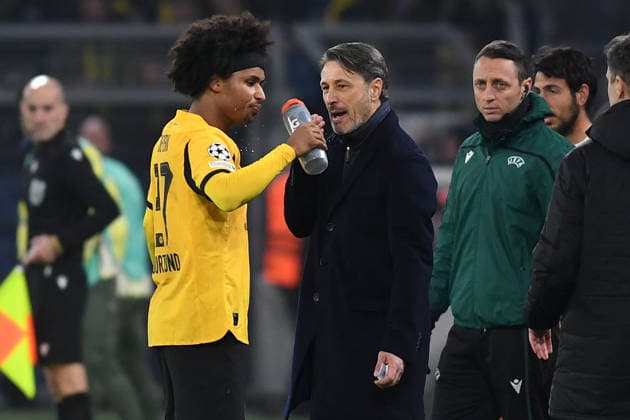 Karim Adeyemi (Borussia Dortmund) und Trainer Niko Kovac (Borussia Dortmund) gestikuliert, gestik waehrend des Spiels der UEFA Champions League 2025 26, 5. Spieltag Ligaphase zwischen Borussia Dortmund und FC Villarreal, BVB Stadion am 25. November 2025 in Dortmund, Deutschland. (Foto von Ralf Treese DeFodi Images) +++ Karim Adeyemi (Borussia Dortmund) und Trainer Niko Kovac (Borussia Dortmund) gestures during the UEFA Champions League 2025 26 League Phase MD5 match between Borussia Dortmund and Villarreal CF at BVB Stadion Dortmund on November 25, 2025 in Dortmund, Germany. (Photo by Ralf Treese DeFodi Images)
