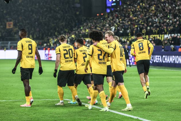 Fussball, UEFA Champions League Saison 2025 2026 Ligaphase - 5.Spieltag Borussia Dortmund - FC Villarreal 25.11.2025, SIGNAL IDUNA PARK Torjubel Borussia Dortmund nach dem Tor zum 2-0 durch Serhou Guirassy (Borussia Dortmund, 9) die Spieler freuen sich Dortmund SIGNAL IDUNA PARK Nordrhein-Westfalen Deutschland