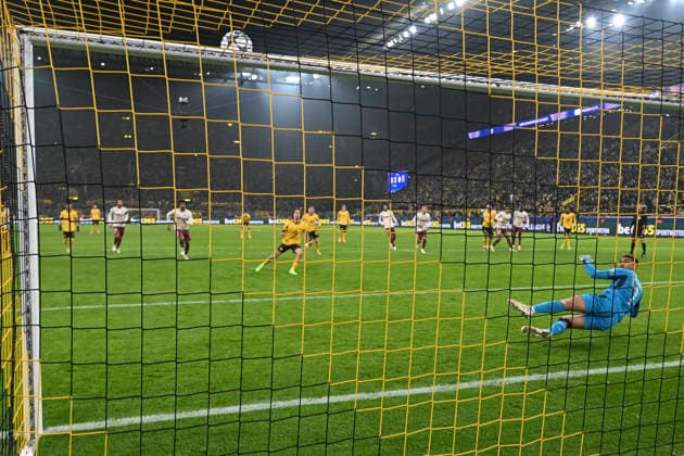 Fabio Silva (Dortmund 21) trifft beim Elfmeter nur die Latte 25.11.2025 Fussball, Champions League, Borussia Dortmund vs Villarreal Club de Fotbol, Signal Iduna Park, Dortmund,