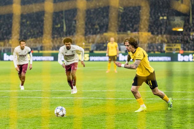 DORTMUND, GERMANY - NOVEMBER 25: Fabio Silva (Borussia Dortmund, 21) shoots the penalty during the UEFA Champions League match between Borussia Dortmund vs. FC Villarreal at Signal Iduna Park on matchday 5 of the UEFA Champions League on November 25, 2025 in Dortmund, Germany. North Rhine Westphalia Germany Copyright: xBEAUTIFULxSPORTS Wunderlx